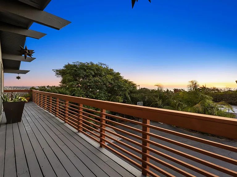 2110 Crest Dr — Photo 29