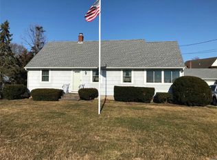 24 Town Beach Rd, Riverhead, NY 11901