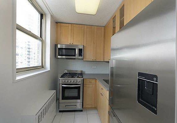5th image of 166 E 34th St #1606