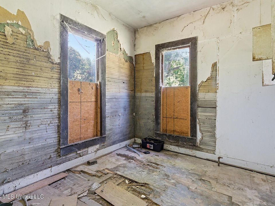 19th image of 530 Buschman St