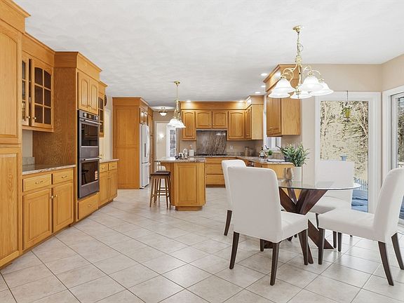 3rd image of 2 Pipers Gln