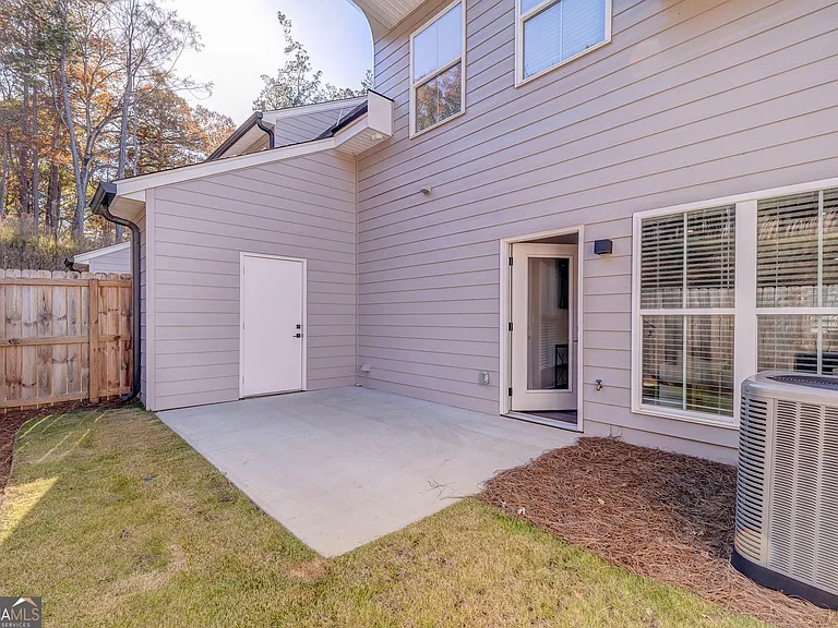 77 Chateau Dr — Photo 53