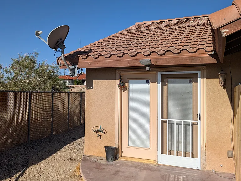 Shafter Ave — Photo 1