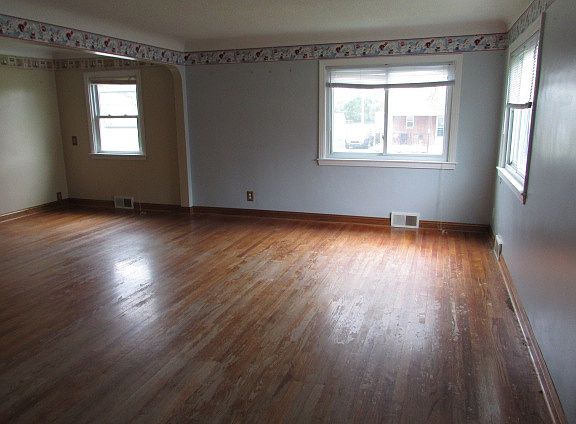4th image of 700 W Fisher St