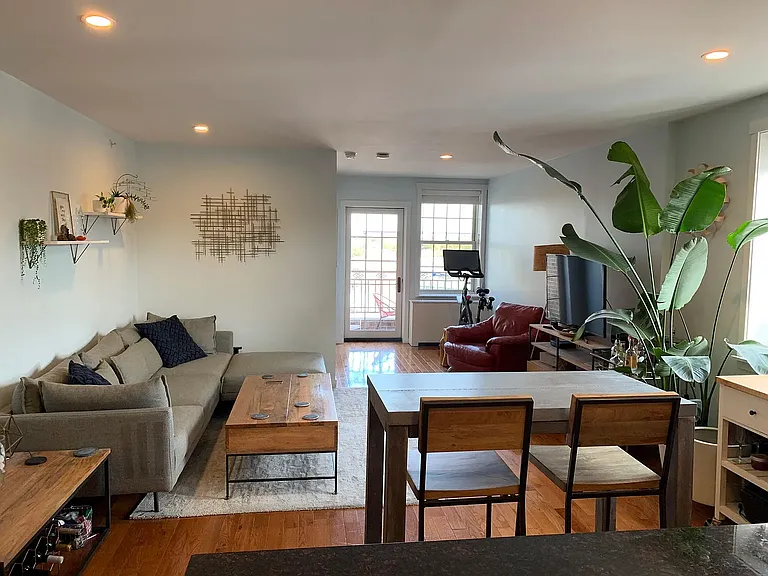 25-27 Astoria Blvd S #4B — Photo 2