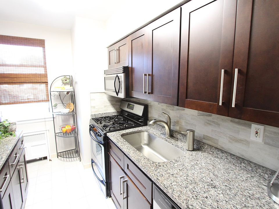 1st image of 11 Bryant Cres APT 2L