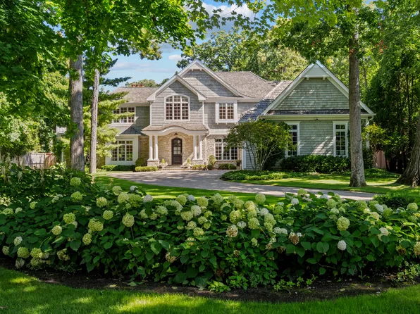 326 E Witchwood Ln, Lake Bluff, IL 60044