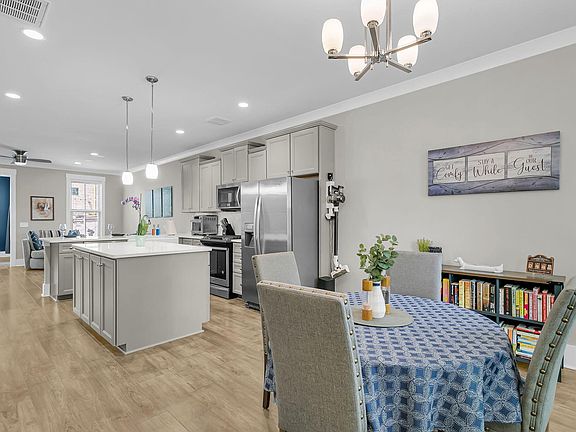 3rd image of 224 Oak Park St