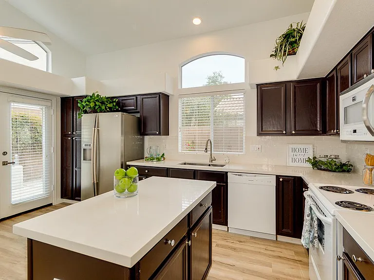 3412 E Renee Dr — Photo 2