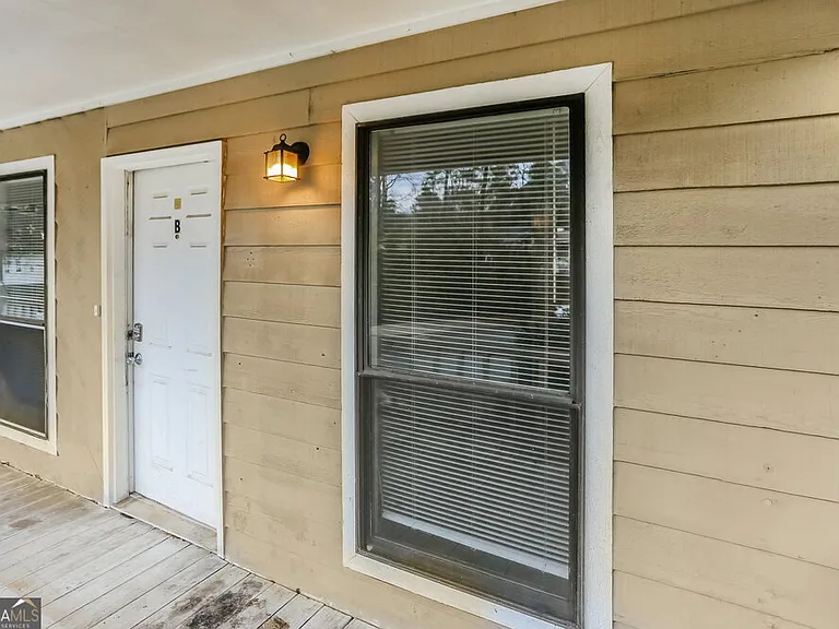 1535 Springwood Dr SE #B — Photo 4