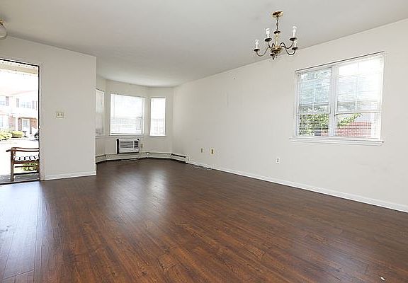 3rd image of 82-141 Country Pointe Cir