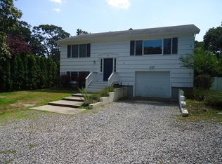 5 Baybury Ln, Hampton Bays, NY 11946