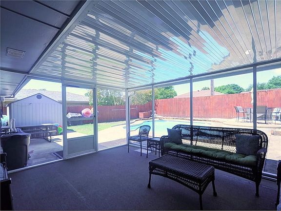 5th image of 2105 Maple Leaf Dr