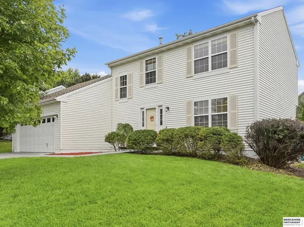 9823 Brentwood Dr, La Vista, NE 68128