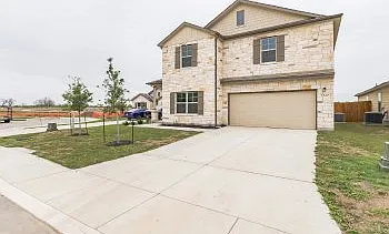 3 bed, 2424 sqft, $2,050 — Photo 2