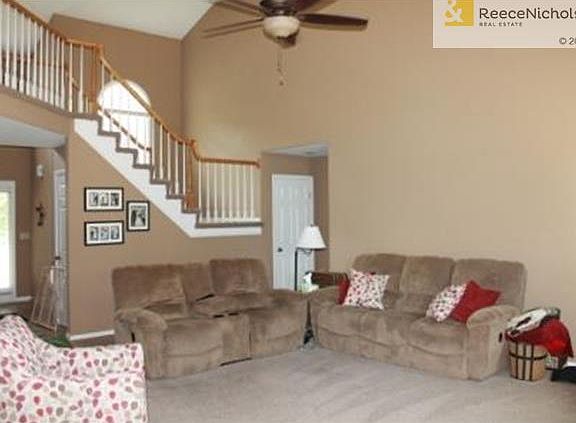 Vaulted ceilings makes for a spacious and bright living room
