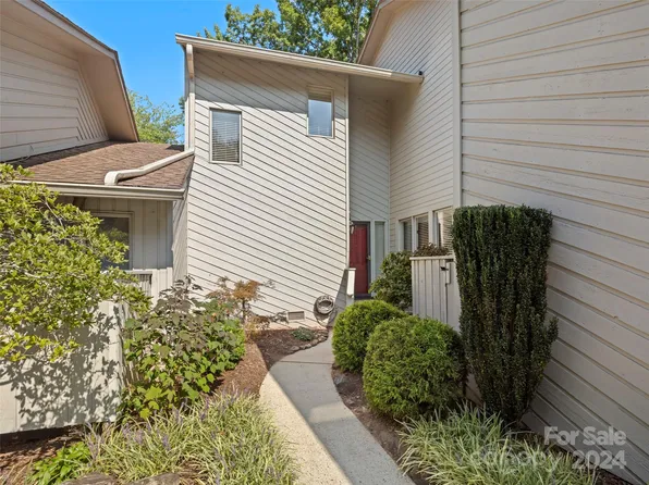 102 Deerlake Dr, Asheville, NC 28803