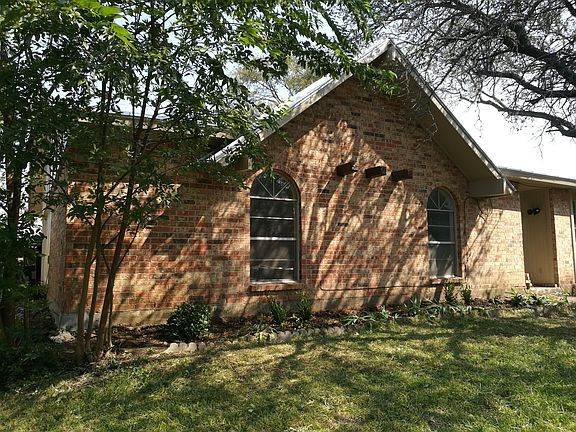 2nd image of 3006 Glenhollow Cir