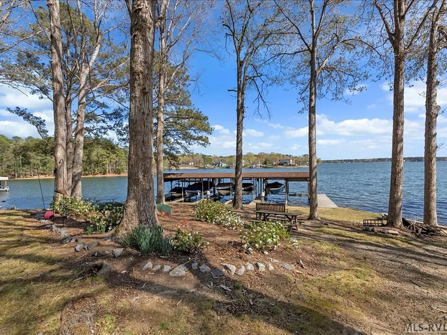 Enjoy Low-Maintenance Main Lake Living — Photo 1