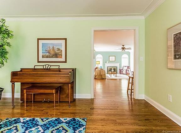 Beautiful crown and ceiling...
