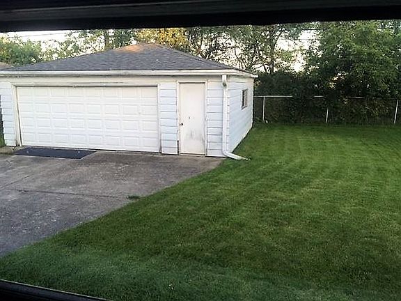 3rd image of 22455 Yates Ave