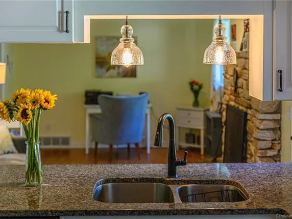 102 Prestwick Dr, Hendersonville, NC 28791