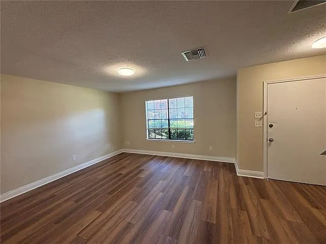 2332 Oxford Pl — Photo 3