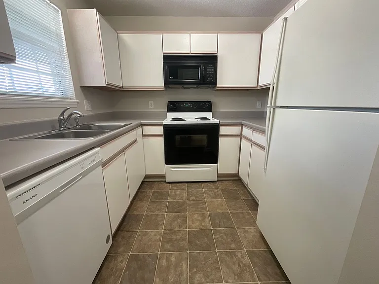 Meridian Park Apartments — Photo 32