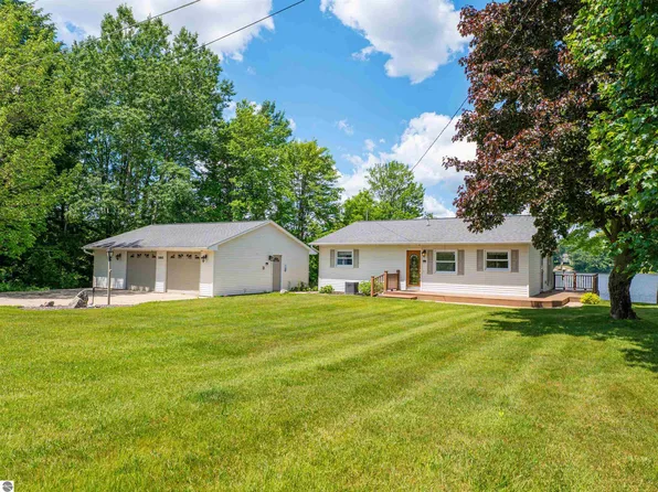 11015 E 44th Rd, Cadillac, MI 49601