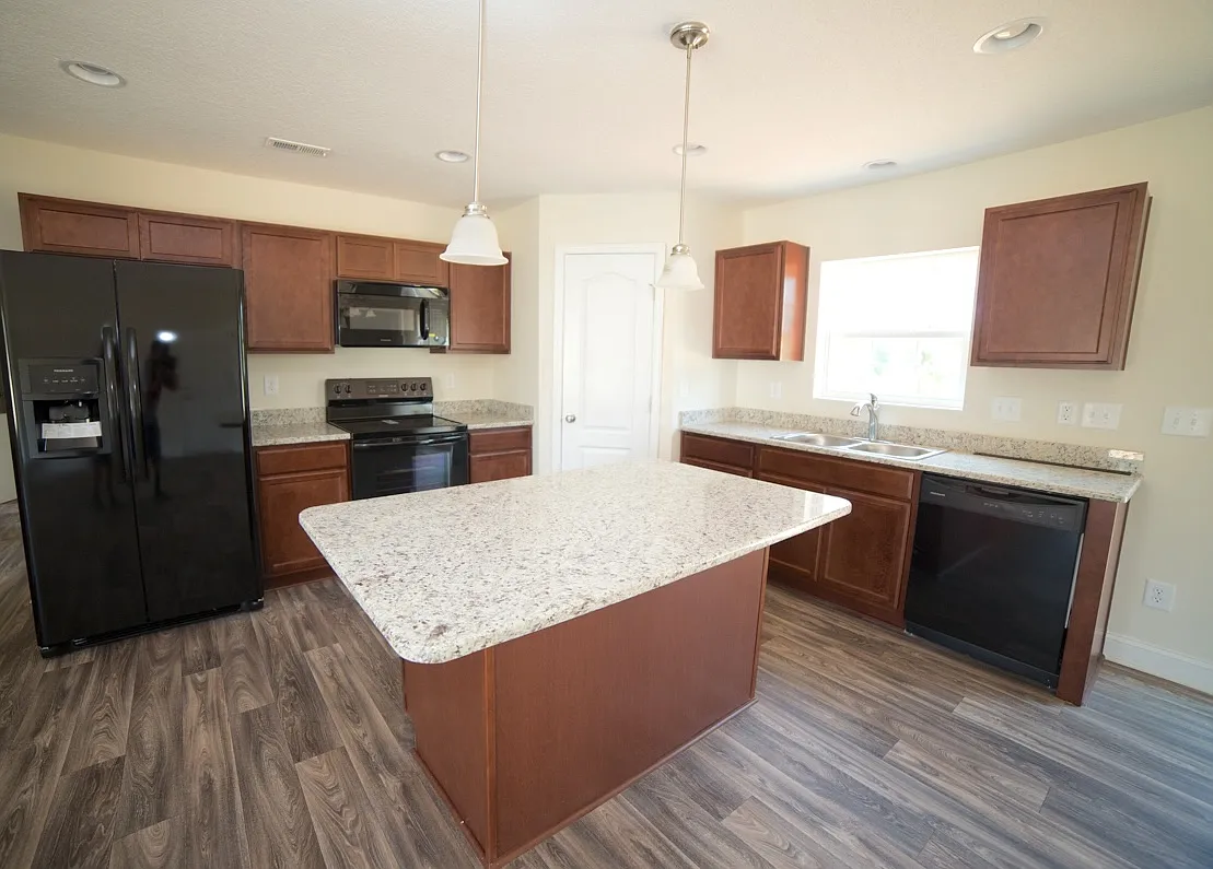 3 bed, 1200 sqft, $1,695 — Photo 4