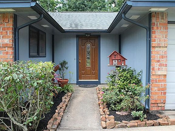 Manicured flower beds with fresh bark mulch, knock out roses and agapanthus