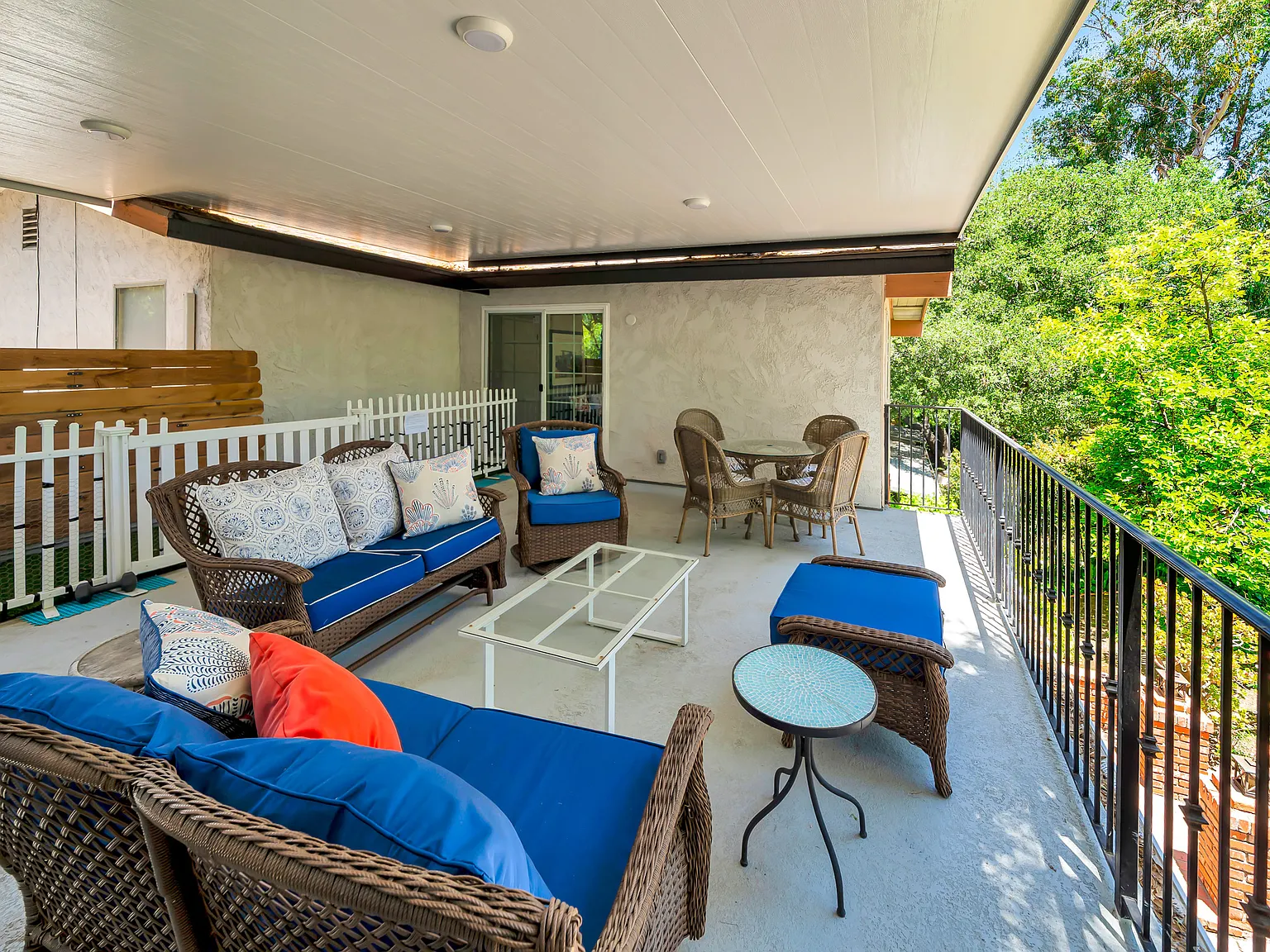 3 bed, 2.5 bath, 2026 sqft, $6,500 — Photo 2