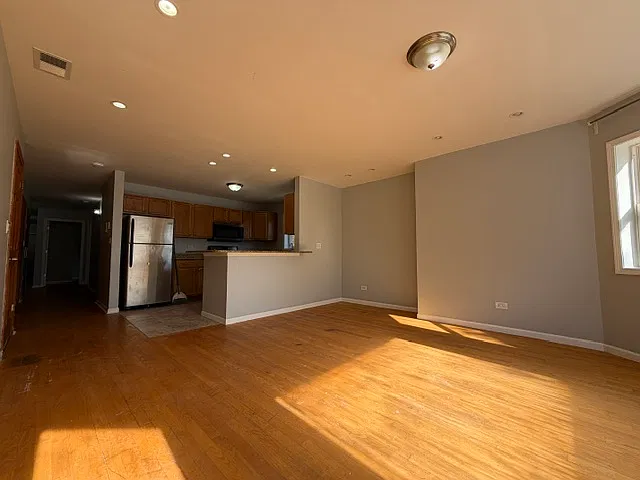 3 bed, 1200 sqft, $2,000 — Photo 2