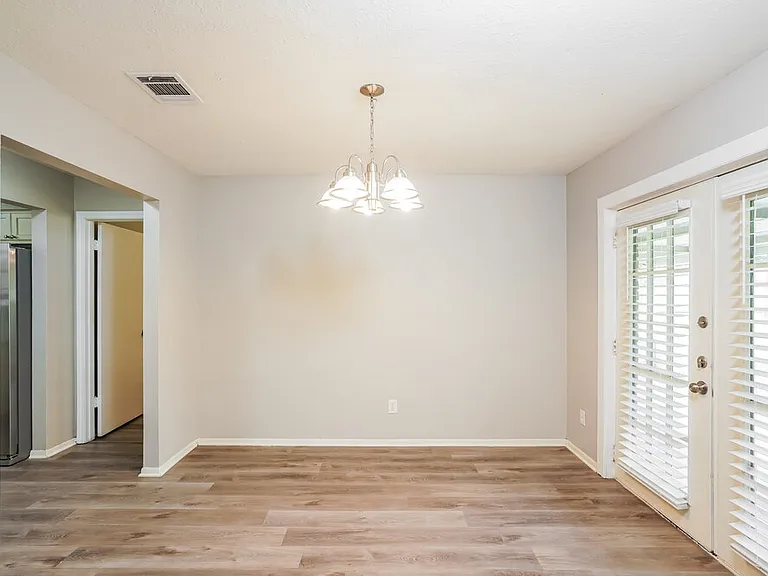 332 Coventry Ln — Photo 6