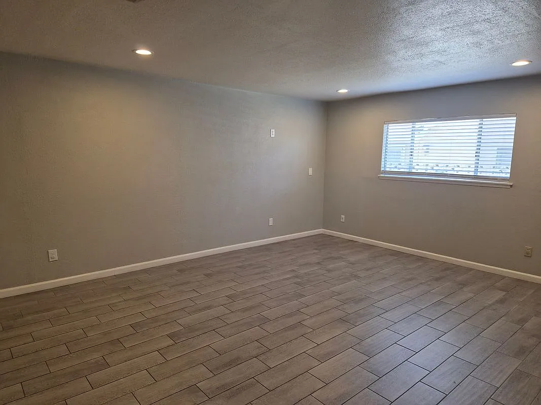 3 bed, 2.0 bath, 1200 sqft, $3,200 — Photo 3