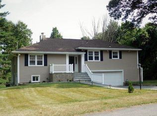 32 Overlook Dr, Mahopac, NY 10541