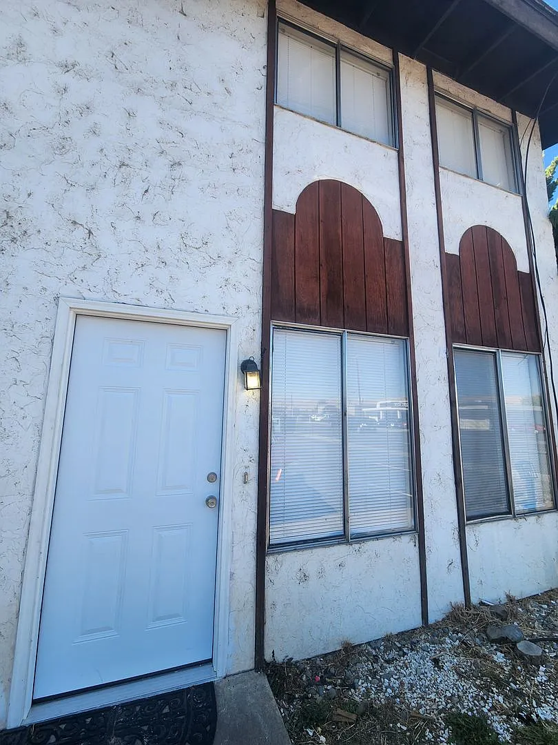 W2012 — Photo 2