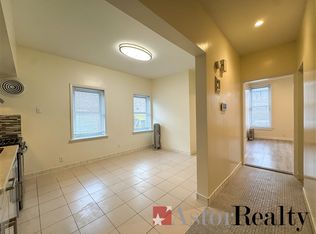 3625 34th St APT 1R, Astoria, NY 11106