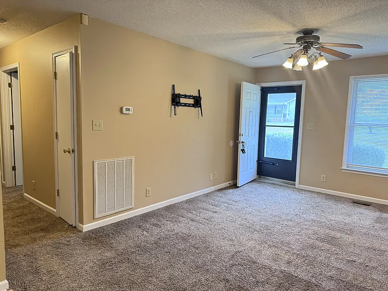 357 Erie Dr — Photo 7