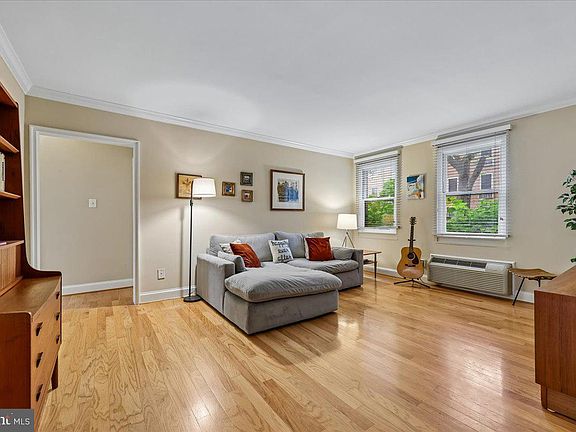 5th image of 4822 Chevy Chase Dr APT 103