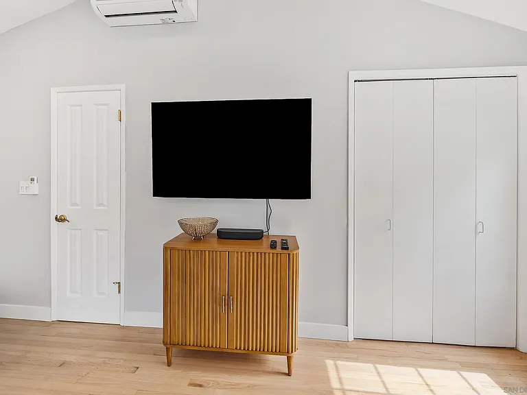 5830 Desert View Dr — Photo 11