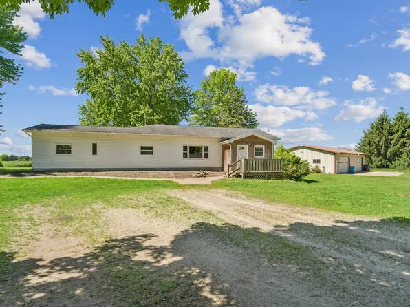 W10531 Roloff Rd, New London, WI 54961