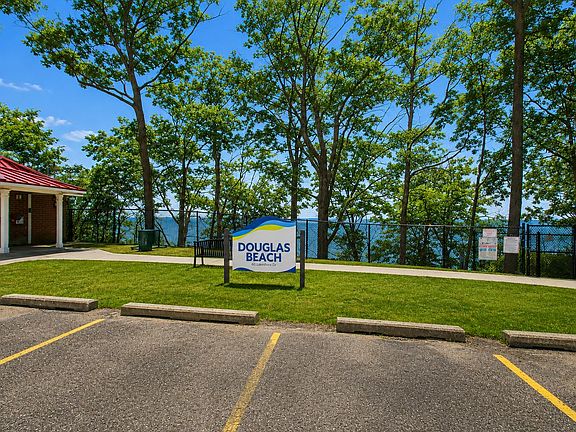 4th image of 3048 Park Dr
