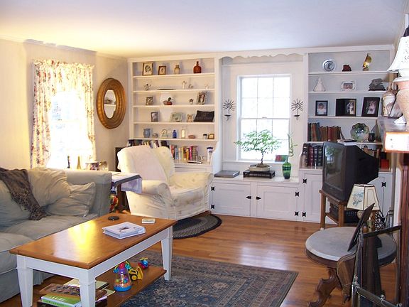 Fireplaced Livingroom - Main