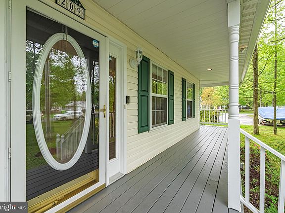 4th image of 209 Larch Pl