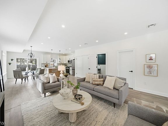 5th image of 28 Irving St
