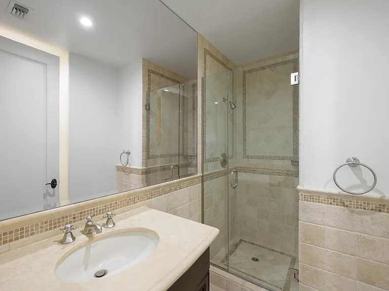 305 N Palm Dr — Photo 35