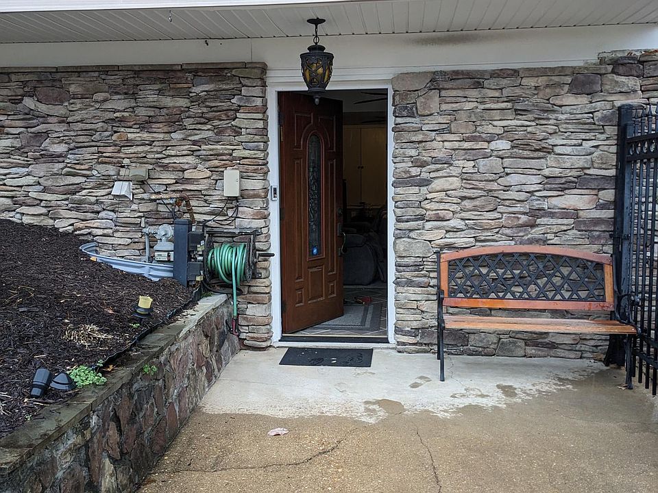 1st image of 550 Crestpark Dr