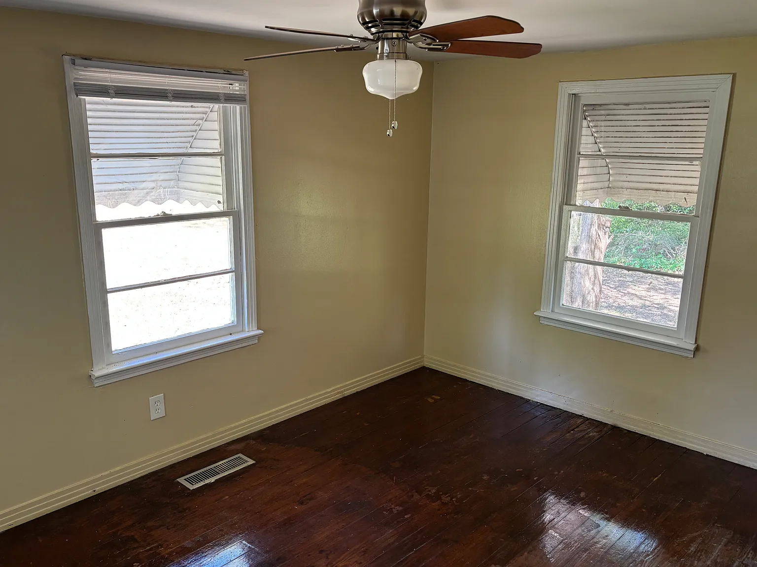 3 bed, 984 sqft, $895 — Photo 2
