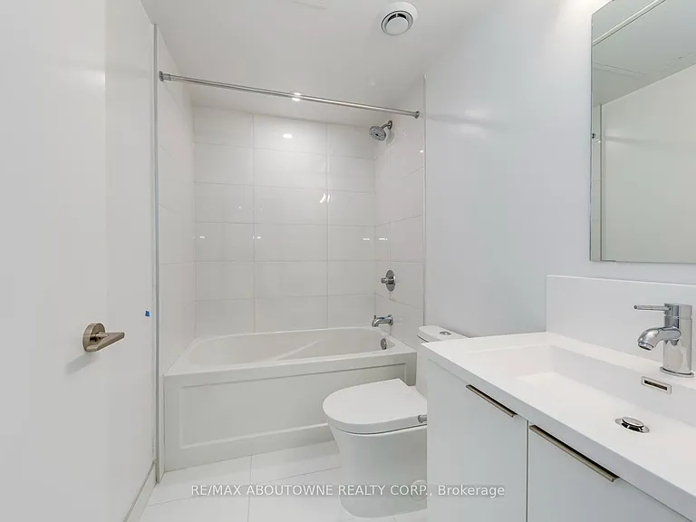 230 Simcoe St #1327 — Photo 16